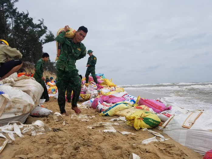 Hàng trăm người oằn mình vác cát chặn hà bá - Ảnh 4.