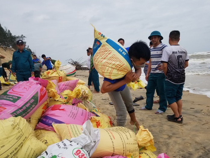 Hàng trăm người oằn mình vác cát chặn hà bá - Ảnh 5.