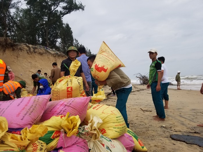 Hàng trăm người oằn mình vác cát chặn hà bá - Ảnh 3.