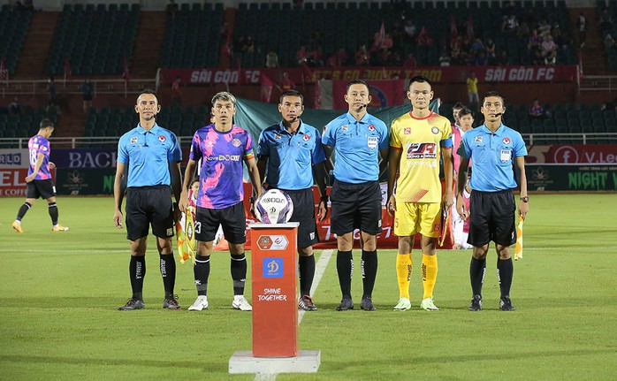 Đến lúc cần áp dụng VAR tại V-League - Ảnh 1.