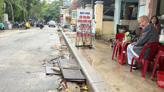 Đơn vị thi công đường hứa lèo”, người dân vùng nội thành Huế phải khổ theo - Ảnh 5.