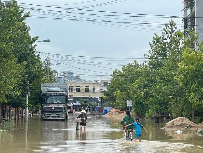 Bình Định: Mưa lũ gây ngập lụt trên diện rộng, hơn 42.000 học sinh không thể đến trường - Ảnh 5.