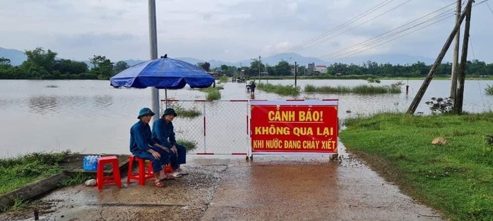 Bình Định: Mưa lũ gây ngập lụt trên diện rộng, hơn 42.000 học sinh không thể đến trường - Ảnh 4.