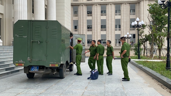 Người thân ôm di ảnh bé gái 3 tuổi bị nhân tình của mẹ đóng đinh vào đầu đến tòa - Ảnh 2.