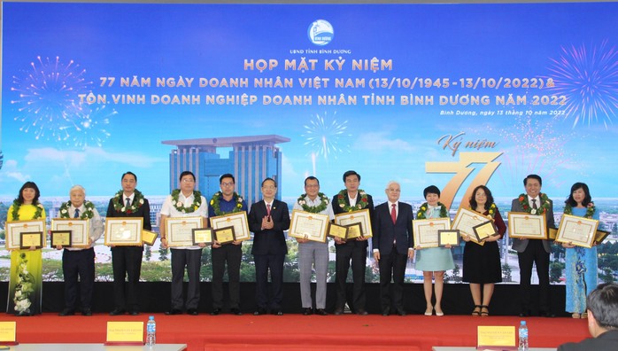 Bình Dương tôn vinh doanh nghiệp và doanh nhân tiêu biểu năm 2022 - Ảnh 1.