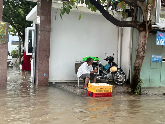 CLIP: Cần Thơ cho học sinh tiếp tục nghỉ học vì triều cường cao nhất lịch sử - Ảnh 8.