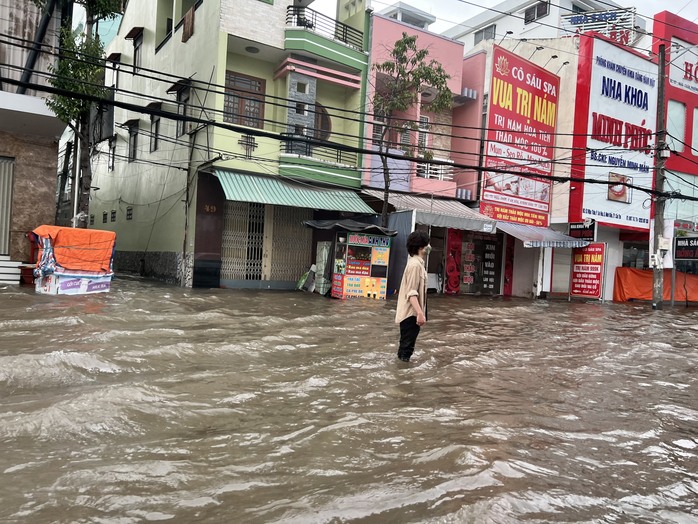 CLIP: Cần Thơ cho học sinh tiếp tục nghỉ học vì triều cường cao nhất lịch sử - Ảnh 4.