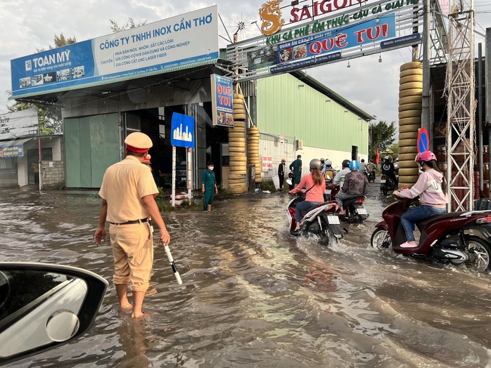 CLIP: Cần Thơ cho học sinh tiếp tục nghỉ học vì triều cường cao nhất lịch sử - Ảnh 3.