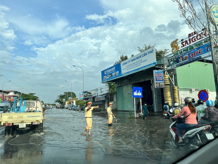 CLIP: Cần Thơ cho học sinh tiếp tục nghỉ học vì triều cường cao nhất lịch sử - Ảnh 2.