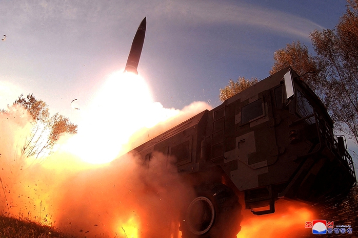 Triều Tiên thử hàng loạt tên lửa - Ảnh 1.