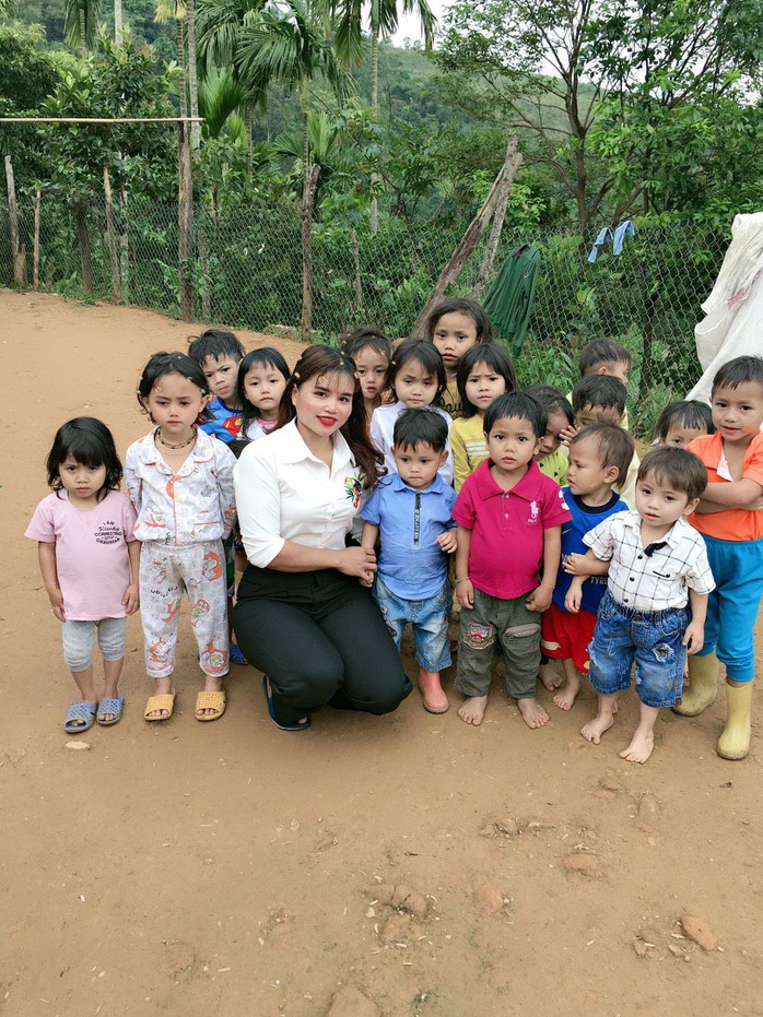 Cô giáo vùng cao Quảng Nam bám thân cây vượt suối đến điểm trường gây xúc động - Ảnh 2.