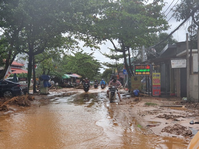 Người dân Đà Nẵng tất bật dọn dẹp bùn đất, méo mặt vì tài sản vùi trong nước - Ảnh 1.