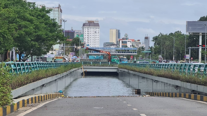 Người dân Đà Nẵng tất bật dọn dẹp bùn đất, méo mặt vì tài sản vùi trong nước - Ảnh 20.