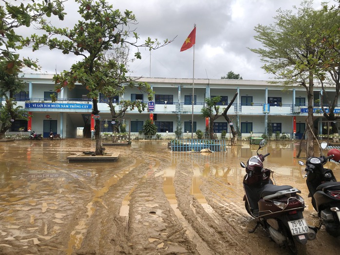 Người dân Đà Nẵng tất bật dọn dẹp bùn đất, méo mặt vì tài sản vùi trong nước - Ảnh 11.