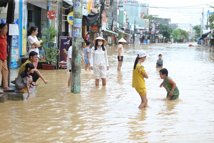 Vùng rốn lũ Quảng Nam ngập sâu, 1 cháu bé chết đuối - Ảnh 1.