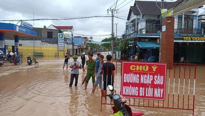 Vùng rốn lũ Quảng Nam ngập sâu, 1 cháu bé chết đuối - Ảnh 6.