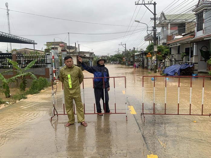 Vùng rốn lũ Quảng Nam ngập sâu, 1 cháu bé chết đuối - Ảnh 8.