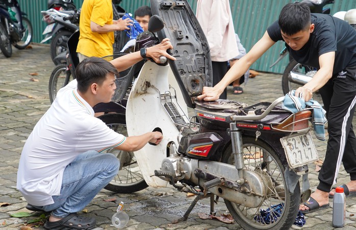 Nhóm thợ từ Quảng Nam ra Đà Nẵng sửa xe máy miễn phí cho dân vùng ngập - Ảnh 4.