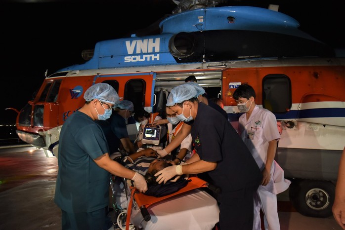 Ngư dân được cấp cứu bằng trực thăng từ đảo về đất liền - Ảnh 2.