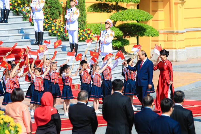 Chủ tịch nước Nguyễn Xuân Phúc chủ trì Lễ đón Tổng thống Singapore - Ảnh 3.