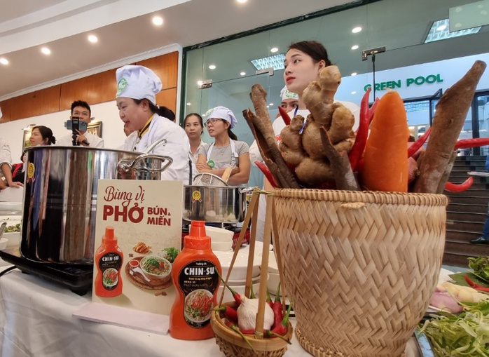 Ấn tượng tương ớt phở Chin-su tại Ngày của Phở - Ảnh 1. Ấn tượng tương ớt phở Chin-su tại Ngày của Phở - Ảnh 1.