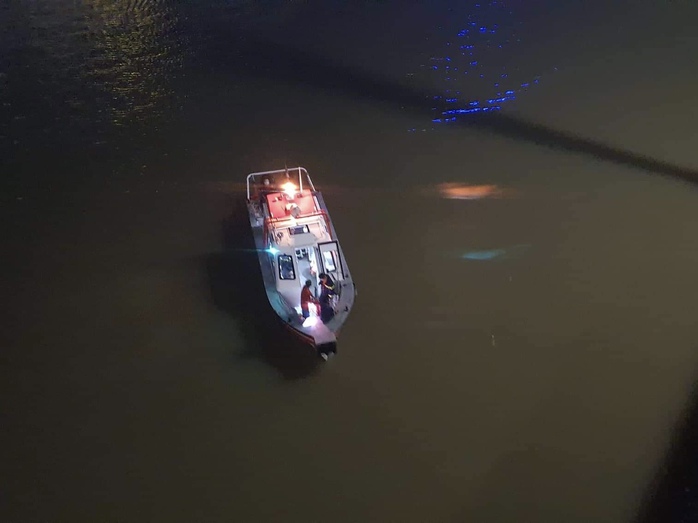 Người đàn ông rơi xuống sông Sài Gòn mất tích trong đêm - Ảnh 3.