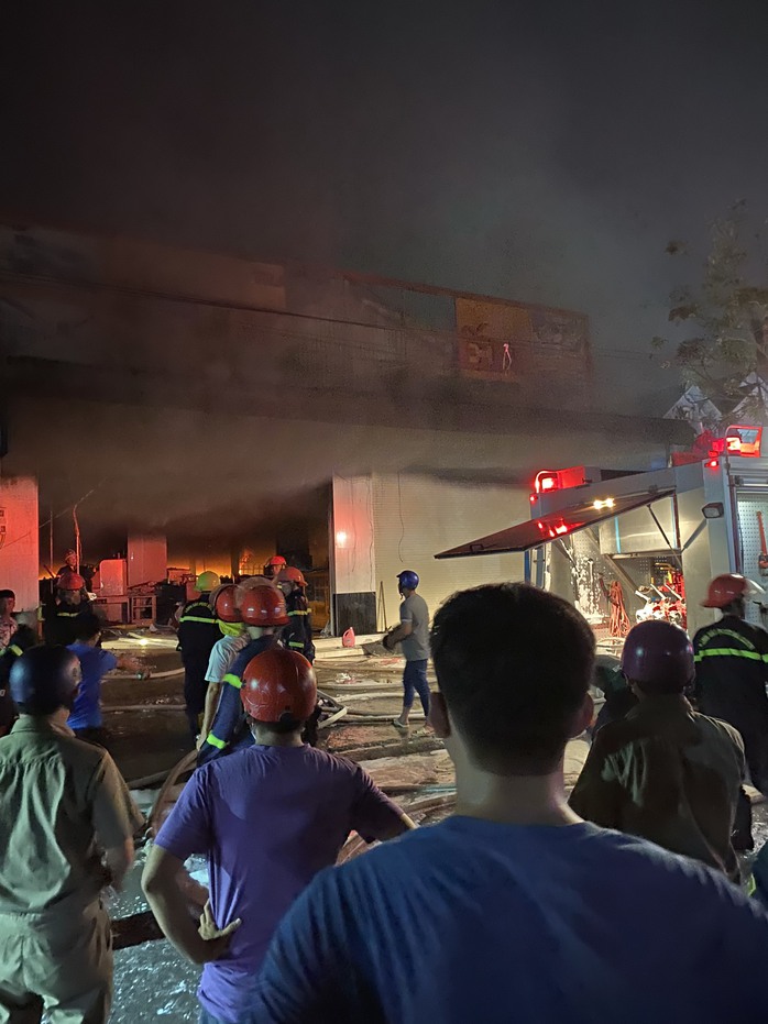 CLIP: Cháy lớn tại cửa hàng đồ gỗ gia dụng ở Bạc Liêu - Ảnh 1.