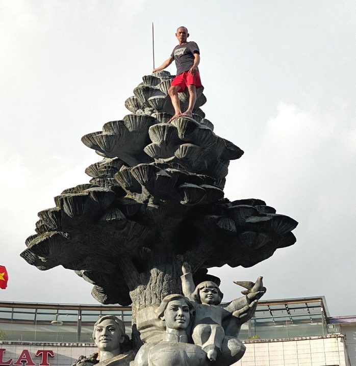 Giải cứu nam thanh niên leo lên nóc tượng đài trước chợ Đà Lạt - Ảnh 1.