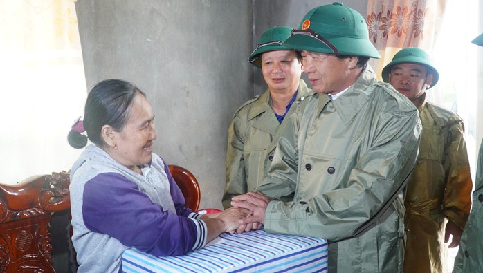 Phó Thủ tướng Lê Văn Thành vượt lũ đến thăm người dân ở Thừa Thiên - Huế - Ảnh 2.