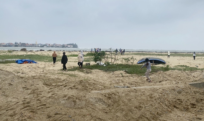Tá hoả  phát hiện thi thể người phụ nữ trôi dạt vào bờ biển Quảng Bình - Ảnh 1.