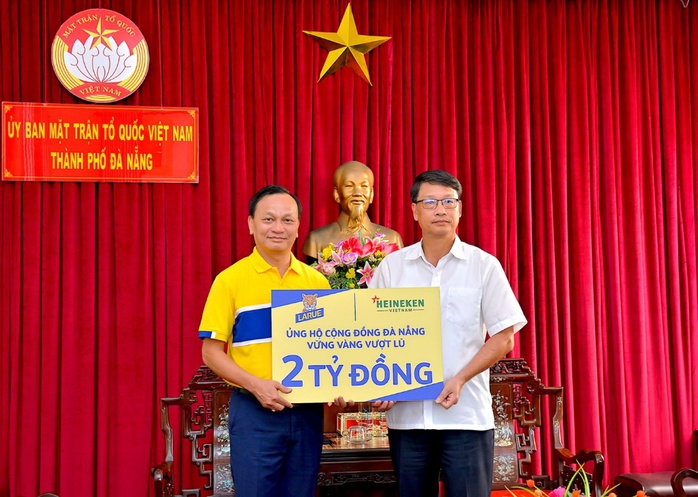 Bia Larue trao tặng 2 tỉ đồng tiếp sức cho Đà Nẵng vượt qua trận lũ lịch sử - Ảnh 1. Bia Larue trao tặng 2 tỉ đồng tiếp sức cho Đà Nẵng vượt qua trận lũ lịch sử - Ảnh 1.