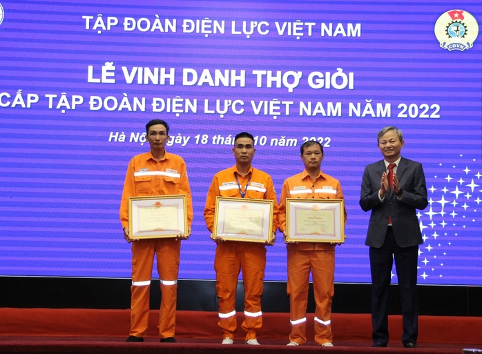 12 công nhân EVNCPC được vinh danh Thợ giỏi cấp EVN năm 2022 - Ảnh 2. 12 công nhân EVNCPC được vinh danh Thợ giỏi cấp EVN năm 2022 - Ảnh 2.