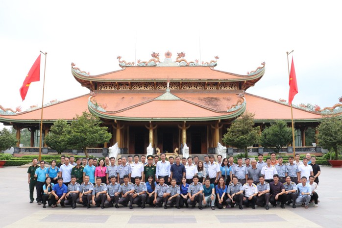 Hải quân Vùng 2, Vùng 5 thăm các di tích lịch sử ở TP HCM - Ảnh 2.