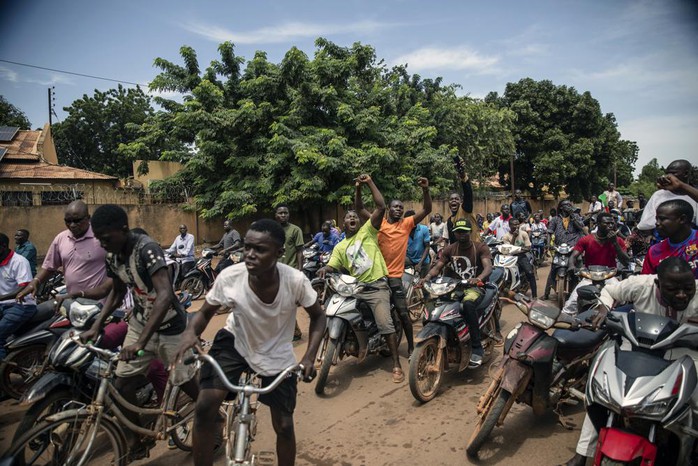 Burkina Faso đảo chính lần 2, người biểu tình đốt phá đại sứ quán Pháp - Ảnh 4.