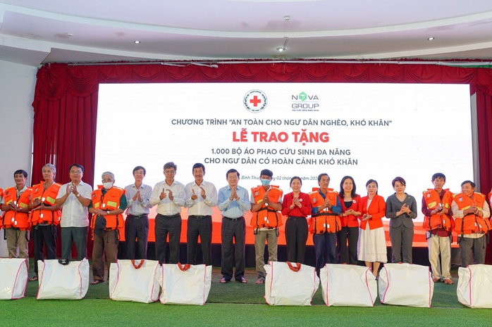 Ngư dân Bình Thuận nhận 1.000 bộ áo phao cứu sinh đa năng từ NovaGroup - Ảnh 5. Ngư dân Bình Thuận nhận 1.000 bộ áo phao cứu sinh đa năng từ NovaGroup - Ảnh 5.
