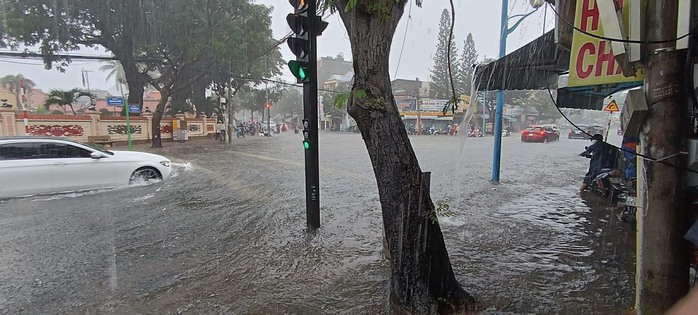 Người Vũng Tàu bơi trên đường sau trận mưa lớn - Ảnh 4.