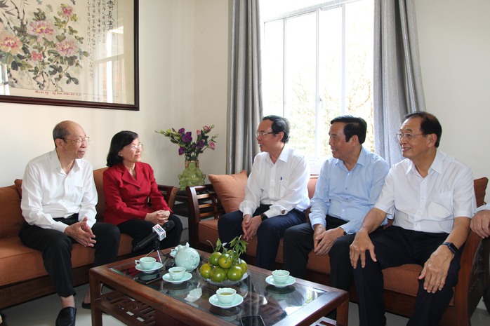 Bí thư Thành ủy TP HCM Nguyễn Văn Nên thăm người cao tuổi - Ảnh 1.