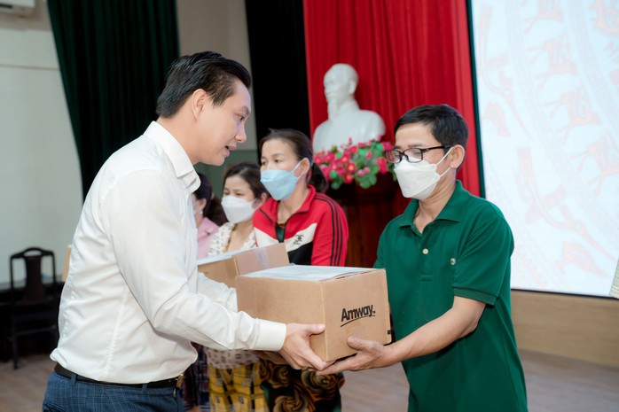Amway Việt Nam cùng Đà Nẵng khắc phục thiệt hại do thiên tai - Ảnh 2. Amway Việt Nam cùng Đà Nẵng khắc phục thiệt hại do thiên tai - Ảnh 2.