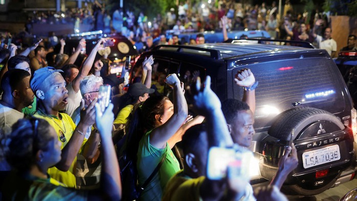 Bị vây bắt, chính trị gia Brazil ném lựu đạn vào cảnh sát - Ảnh 1.