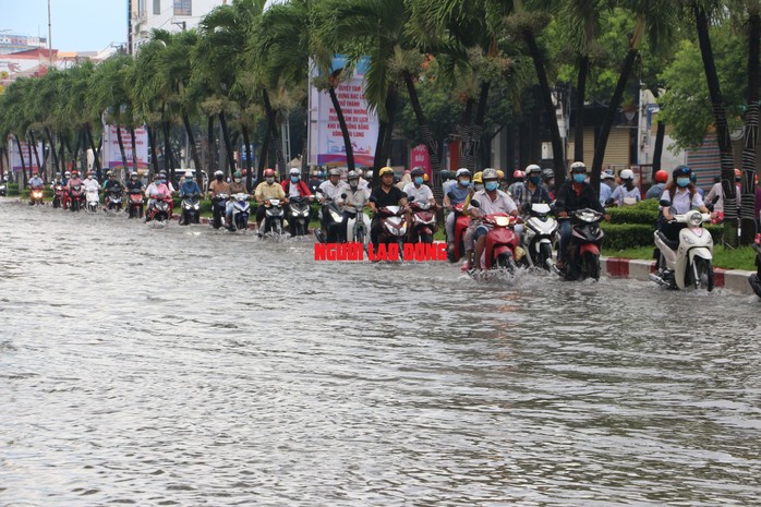 CLIP: Học sinh ở Bạc Liêu khổ sở đến trường vì đường thành sông - Ảnh 2.