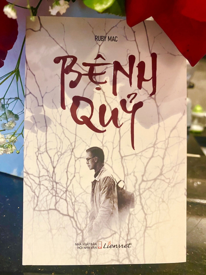 Bệnh quỷ v&agrave; t&igrave;nh y&ecirc;u vượt l&ecirc;n mọi nỗi đau - Ảnh 2.