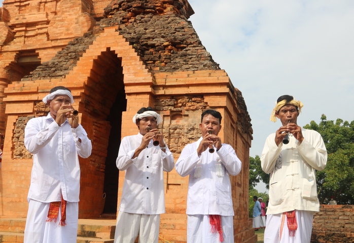 Sắc màu lễ hội Katê của đồng bào Chăm dưới chân tháp cổ Pô Sah Inư - Ảnh 6.