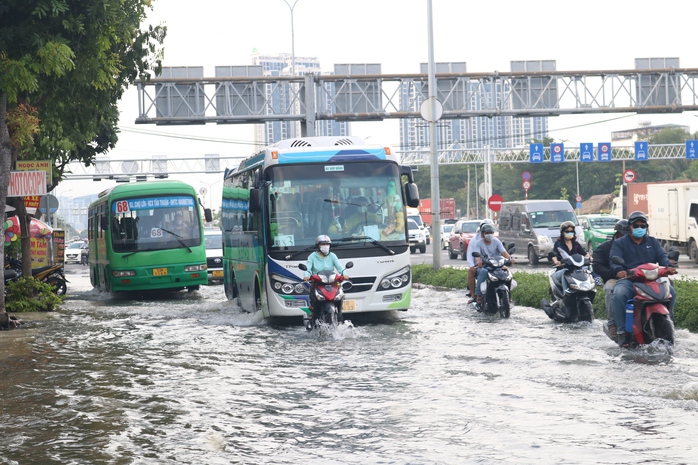 TP HCM: Triều cường “tấn công”, giao thông rối loạn - Ảnh 1. TP HCM: Triều cường “tấn công”, tỷ lệ kèo góc nhà cái thông rối loạn - Ảnh 1.