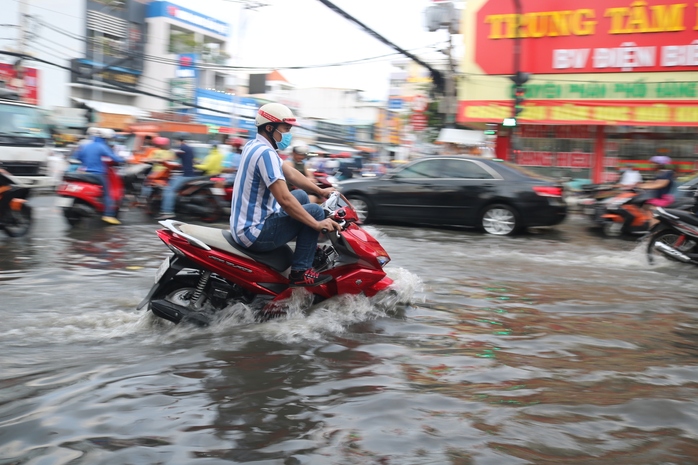 TP HCM: Triều cường “tấn công”, giao thông rối loạn - Ảnh 2. TP HCM: Triều cường “tấn công”, tỷ lệ kèo góc nhà cái thông rối loạn - Ảnh 2.