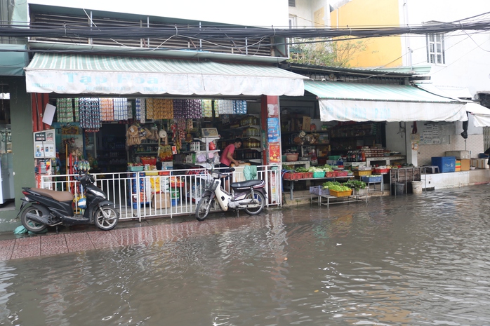 TP HCM: Triều cường “tấn công”, giao thông rối loạn - Ảnh 3. TP HCM: Triều cường “tấn công”, tỷ lệ kèo góc nhà cái thông rối loạn - Ảnh 3.