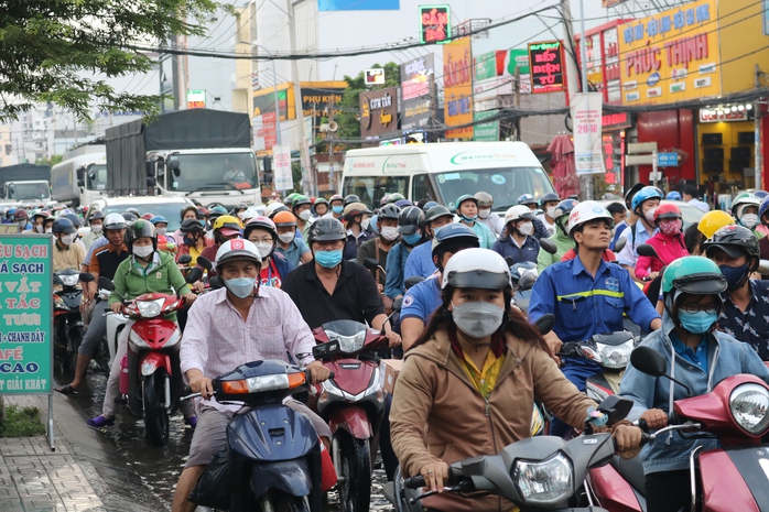 TP HCM: Triều cường “tấn công”, giao thông rối loạn - Ảnh 6. TP HCM: Triều cường “tấn công”, tỷ lệ kèo góc nhà cái thông rối loạn - Ảnh 6.