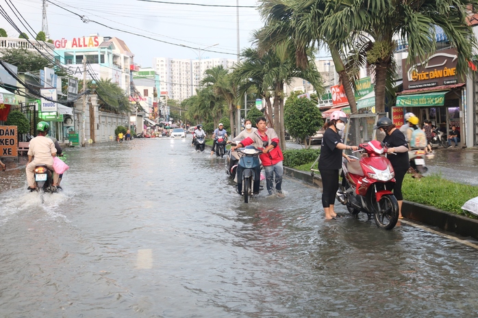 TP HCM: Triều cường “tấn công”, giao thông rối loạn - Ảnh 7. TP HCM: Triều cường “tấn công”, tỷ lệ kèo góc nhà cái thông rối loạn - Ảnh 7.