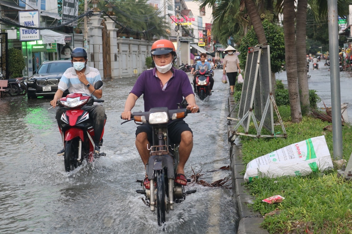 TP HCM: Triều cường “tấn công”, giao thông rối loạn - Ảnh 8. TP HCM: Triều cường “tấn công”, tỷ lệ kèo góc nhà cái thông rối loạn - Ảnh 8.