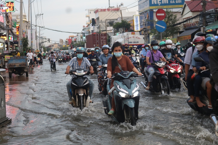 TP HCM: Triều cường “tấn công”, giao thông rối loạn - Ảnh 9. TP HCM: Triều cường “tấn công”, tỷ lệ kèo góc nhà cái thông rối loạn - Ảnh 9.