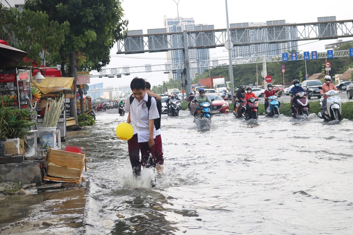 TP HCM: Triều cường “tấn công”, giao thông rối loạn - Ảnh 10. TP HCM: Triều cường “tấn công”, tỷ lệ kèo góc nhà cái thông rối loạn - Ảnh 10.